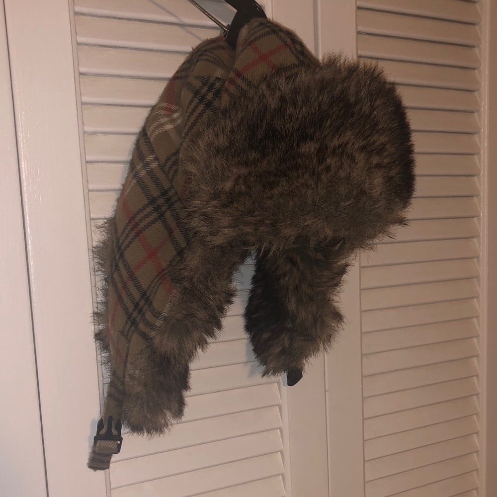 Fur hat that clasps